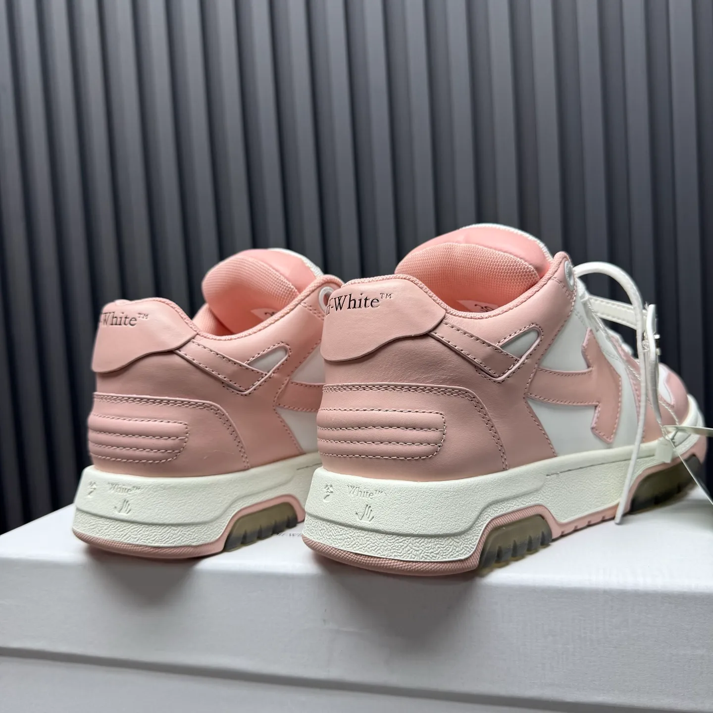 【off- white】P: 620💰Couple model👫, Size: 35-44 (Customized for men 38.45.46) High-quality version👊 "Out of office" series original molding, original lasting, production process 1:1 Original ➰OFF GRAY WHITE OW ➰ First-layer cowhide Imported skin-friendly and environmentally friendly polyester mesh Original molding high elastic and environmentally friendly molding pad Made with the original lasting process. The original molded rubber outsole (never yellows and deforms) has a super correct shape, bright color and strong three-dimensional effect👍. Packaging💯Full set of packaging synchronized with the official website (branded paper, certificate of quality, branded cloth bag)